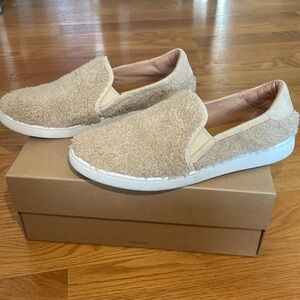 HOST PICK   UGG Ricci Slip On fuzzy Sneakers size 9